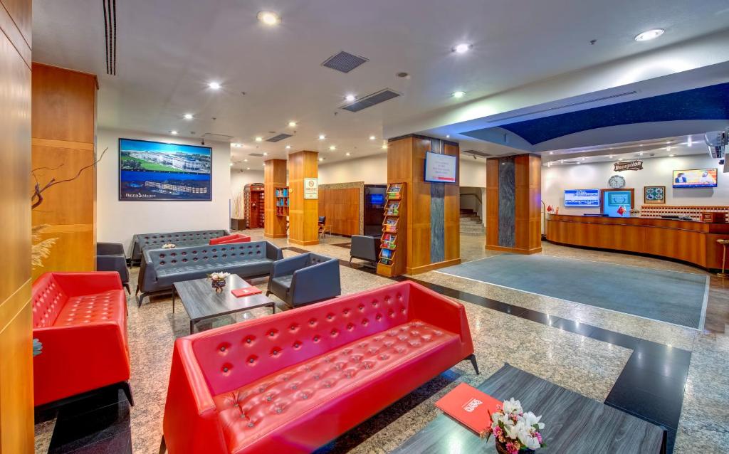 A television and/or entertainment centre at Bera Konya Hotel