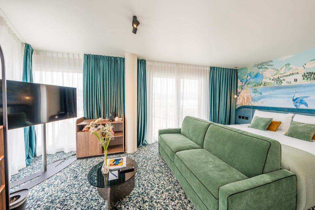 TV a/nebo společenská místnost v ubytování Hotel D Bulle - La Gruyère