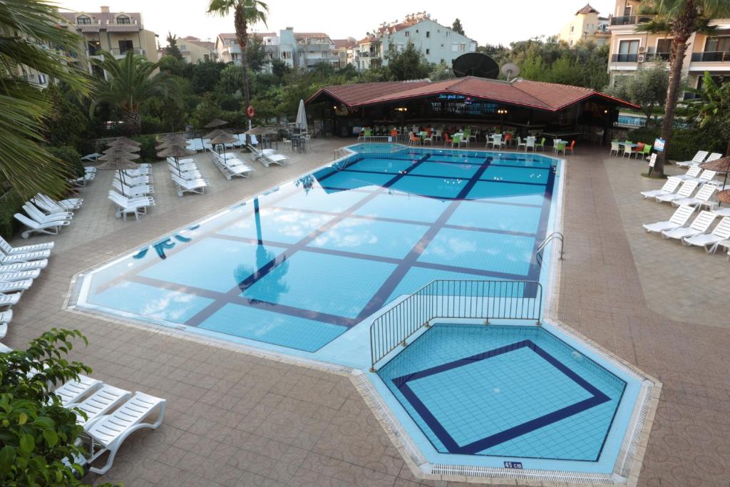 Вид на бассейн в club turquoise hotel или окрестностях