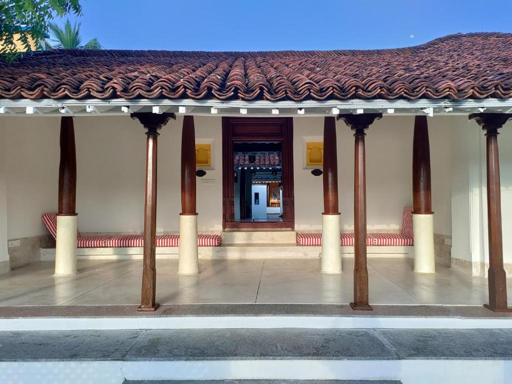 einen Eingang zu einem Gebäude mit einem Dach in der Unterkunft Mangala Heritage by LuxUnlock Private Villas in Tirukkannapuram