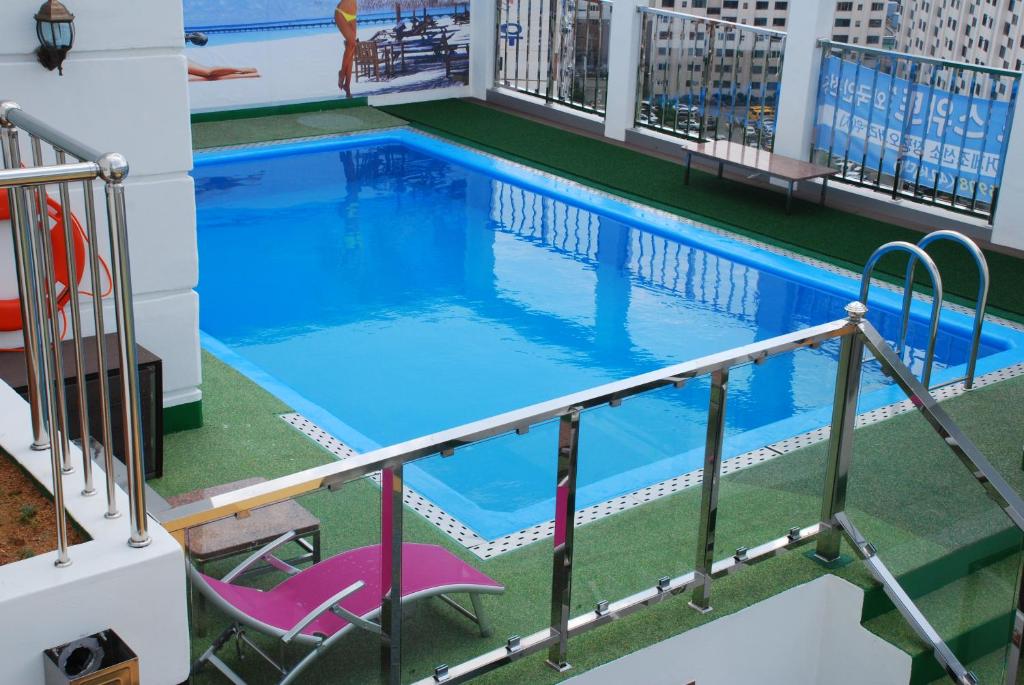 a swimming pool on the balcony of a building at Beverly Hills Suite Residence in Geoje