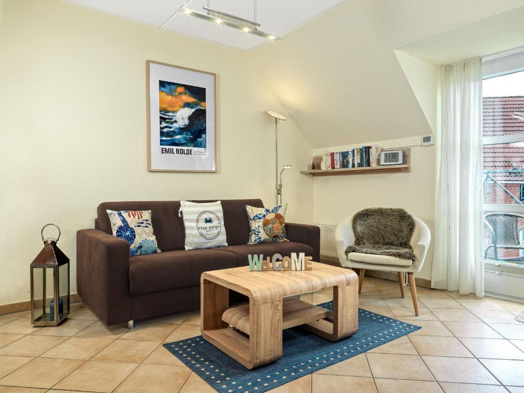 sala de estar con sofá y mesa de centro en Appartement Mien to hus, en Kirchdorf