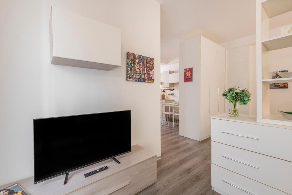 A kitchen or kitchenette at BnButler - Archimede 53 - Bright Studio