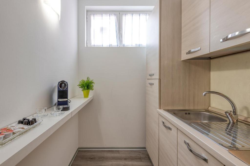A kitchen or kitchenette at BnButler - Archimede 53 - Bright Studio