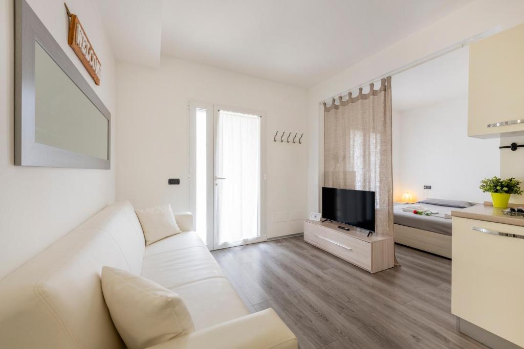 A television and/or entertainment centre at BnButler - Archimede 53 - Bright Studio