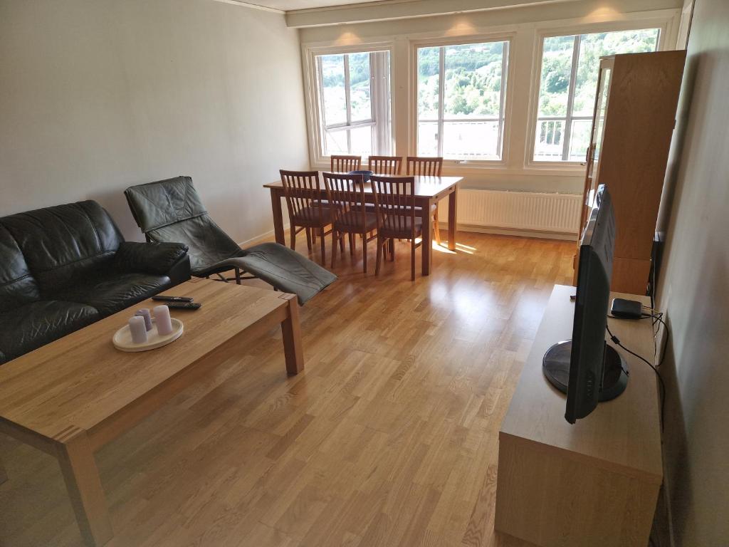 sala de estar con sofá y mesa en Toppleilighet i Fana en Bergen