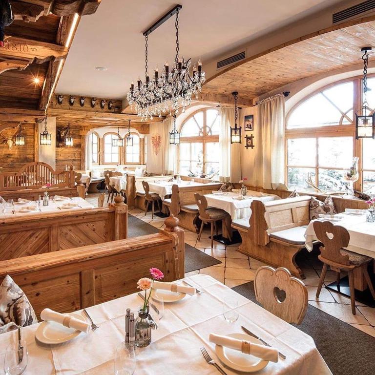 Reštaurácia alebo iné gastronomické zariadenie v ubytovaní Hotel Gasthof Perauer