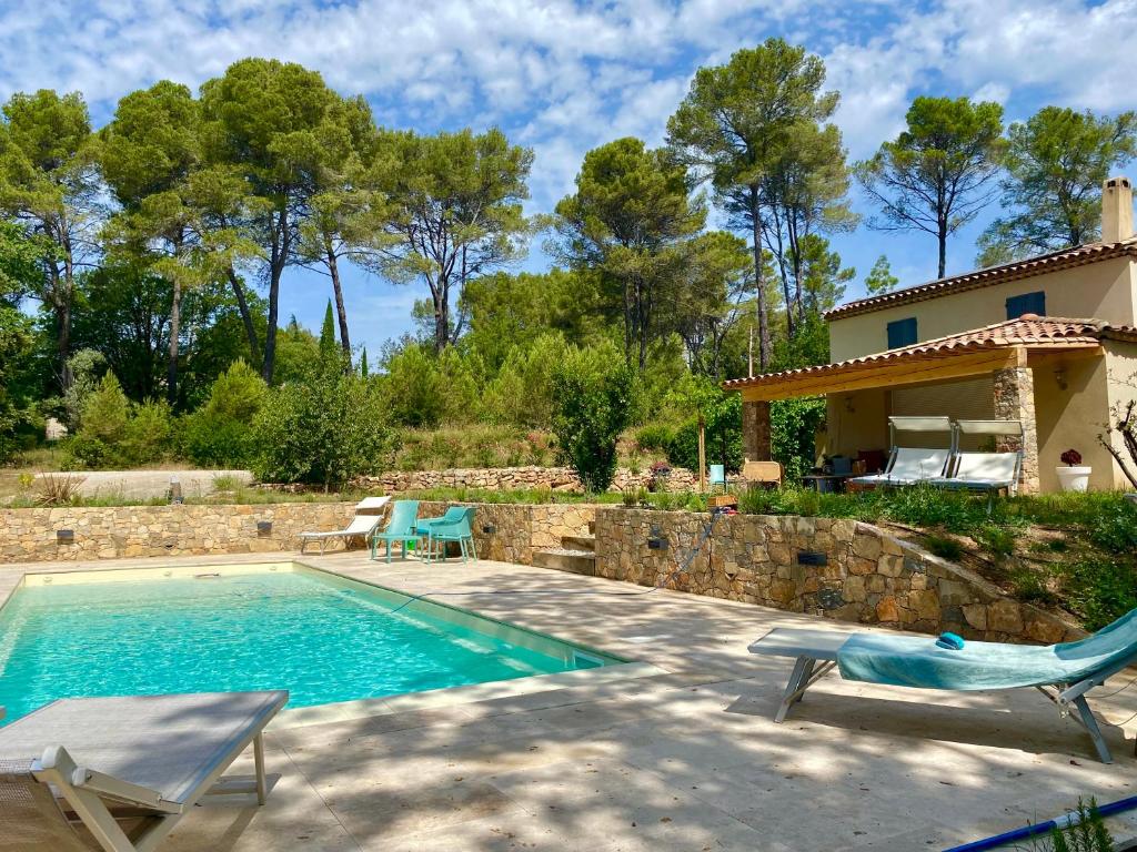 Swimmingpoolen hos eller tæt på Mas provençal contemporain piscine et tennis