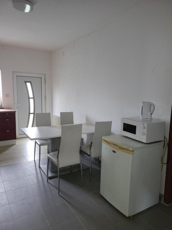 Kuchyň nebo kuchyňský kout v ubytování Schöne 2 zwei Zimmer Wohnung