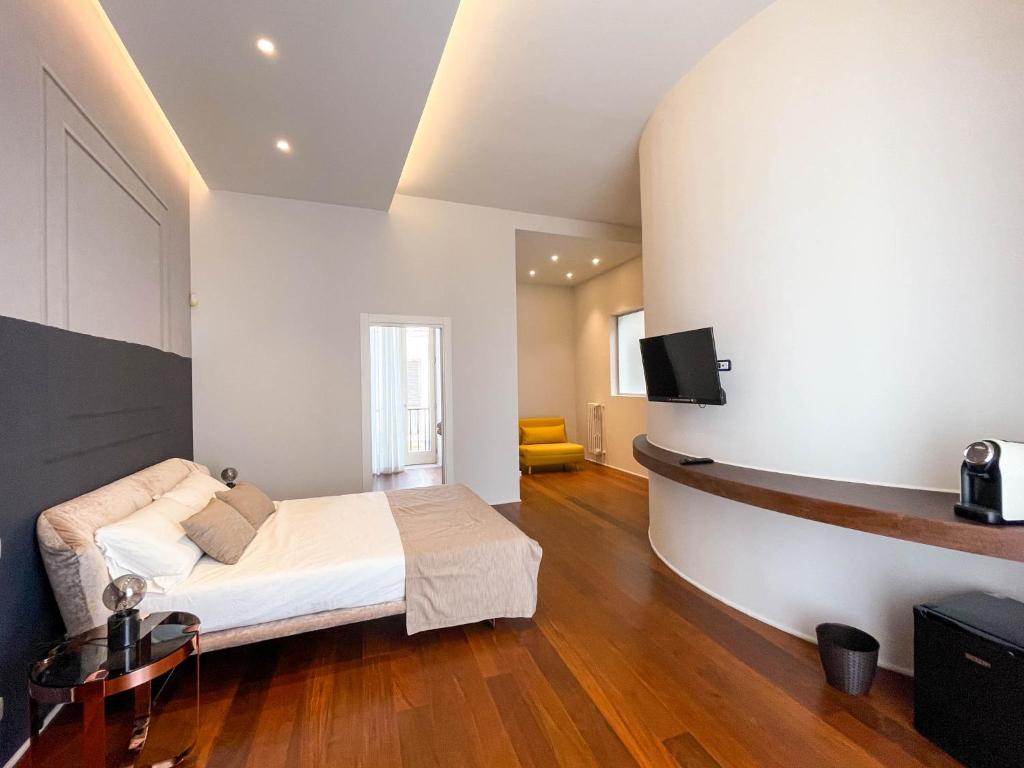 ein Schlafzimmer mit einem Bett und einem TV an der Wand in der Unterkunft Terrazzini Cibele in Andria