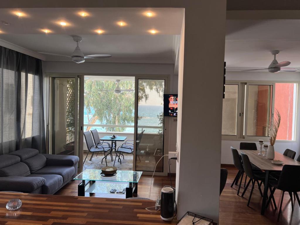 uma sala de estar com um sofá e uma mesa em SEA VIEW AMATHUS LUXURY APT em Limassol