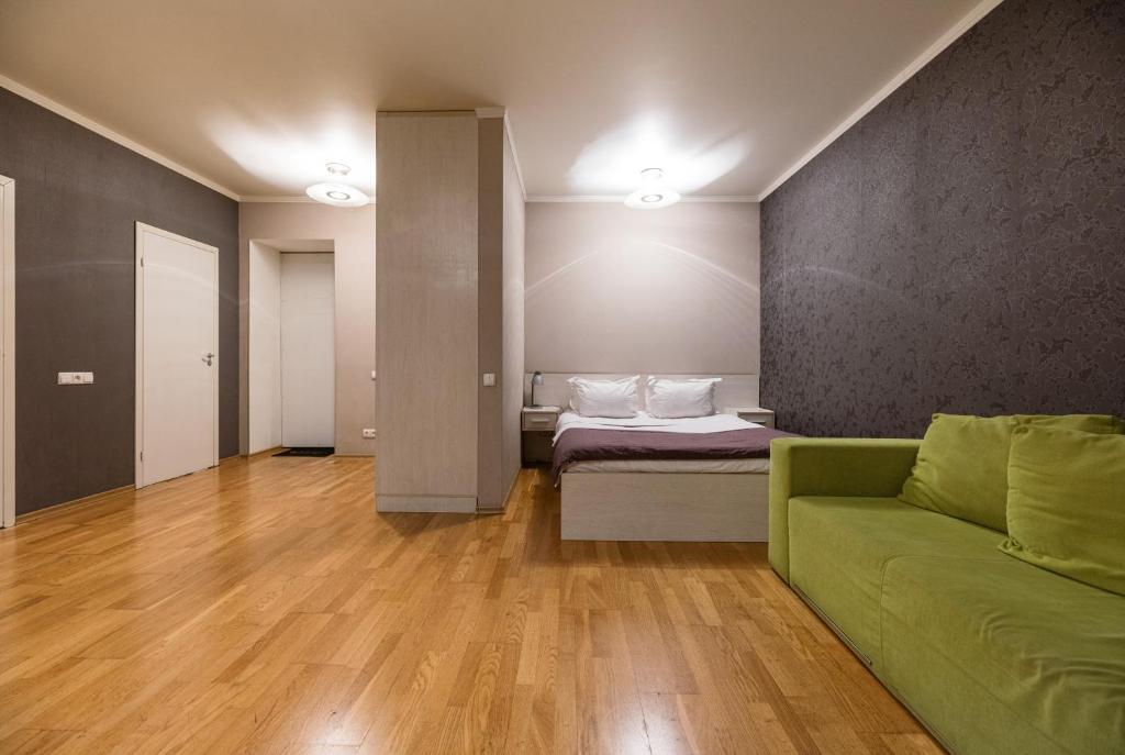Partner Guest House Saksahans'koho - Green Street View Studio Apartment With Shower And Balcony - Velyka Vasylkivska Street 58