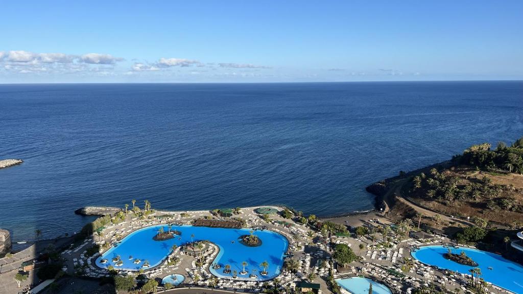 una vista aérea del agua en un complejo en Home2Book El Encanto De la Torre I, en Santa Cruz de Tenerife