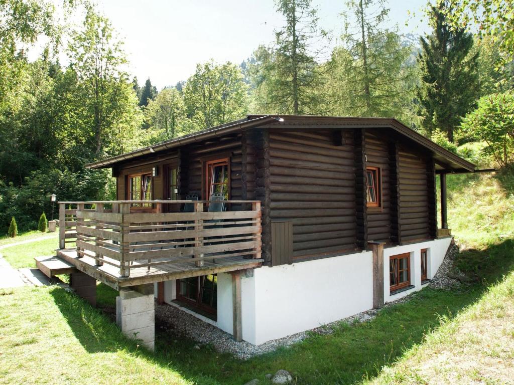 une petite cabane en bois avec une terrasse couverte dans un champ dans l'établissement Spacious Chalet in W rgl Boden near Ski Area, à Wörgl