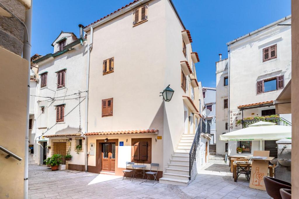 eine Straße in der Stadt mit einem weißen Gebäude in der Unterkunft Cecilia in Baška