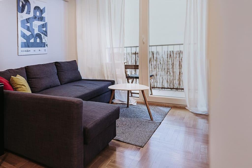 ein Wohnzimmer mit einem Sofa und einem Tisch in der Unterkunft Z'Argette Apartment - Free Parking @ Zagrebacka C. in Zagreb