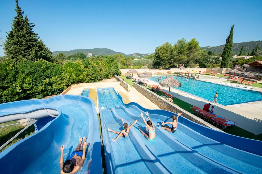 - un groupe de personnes sur un toboggan aquatique dans un complexe dans l'établissement Camping Les Hautes Prairies, à Lourmarin