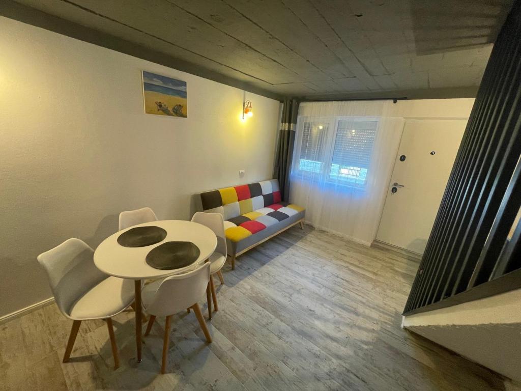 a living room with a table and a couch at LaVoiLaNoi in Mangalia