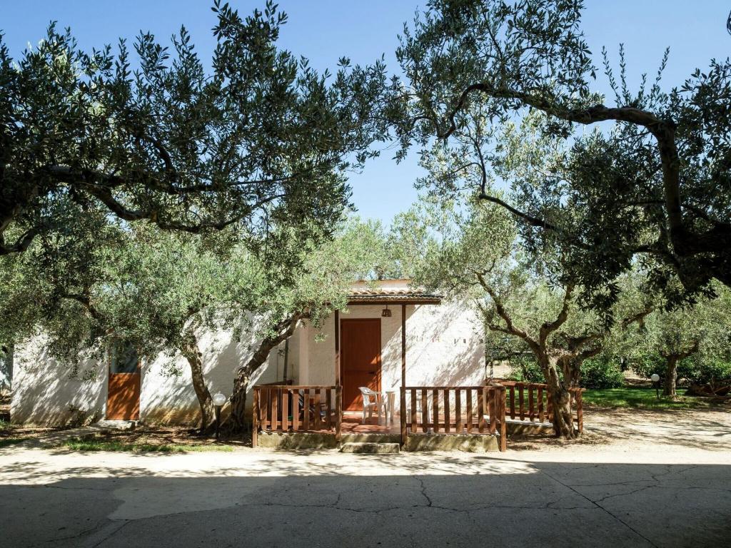 una piccola casa con portico e alberi di Holiday Home in Sciacca with Garden Swimming Pool Parking a Cartabubbo