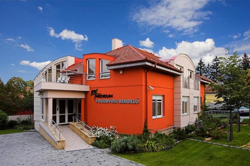 dom z pomarańczą w ogrodzie w obiekcie Promedicum Panzio w mieście Veszprém