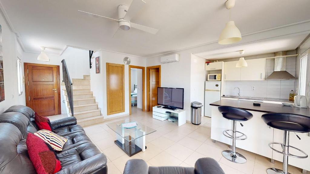 un soggiorno con divano e cucina di Casa Boqueron S-A Murcia Holiday Rentals Property a Roldán