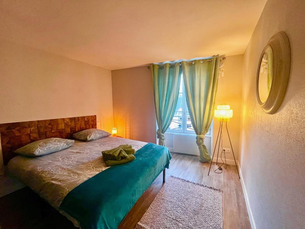 - une chambre avec un lit et une fenêtre dans l'établissement F2 rue d'Illiers, à Orléans