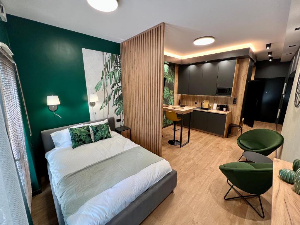 um quarto com uma cama e uma secretária num quarto em Apartament SPOT Klonowa em Kielce