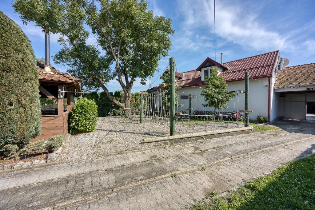 una casa con una valla delante de ella en Wellness Estate Hedonia Near Varaždin - Happy Rentals en Majerje