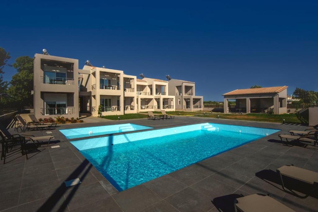 uma grande piscina em frente a uma casa em Apanemo Kourouta Luxury Double Room em Kourouta
