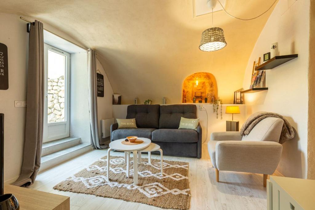 un salon avec un canapé et une table dans l'établissement Domaine luna estella, à Tourrette-Levens