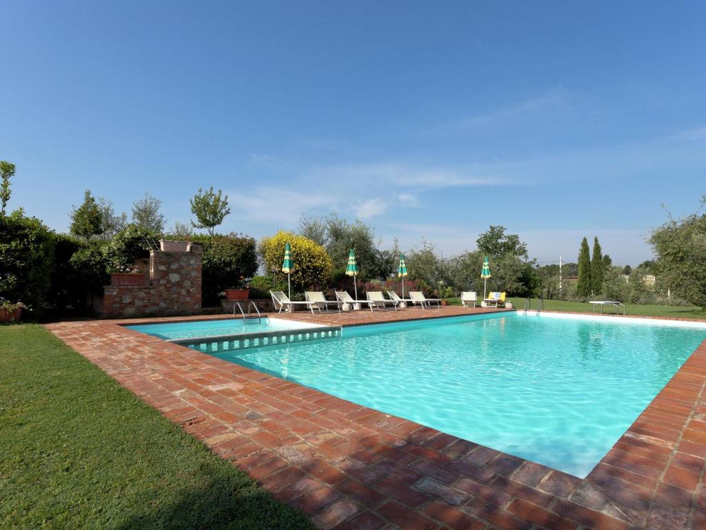 una gran piscina de agua azul en un patio en Modern Holiday Home in Foiano della Chiana with Pool en Foiano della Chiana
