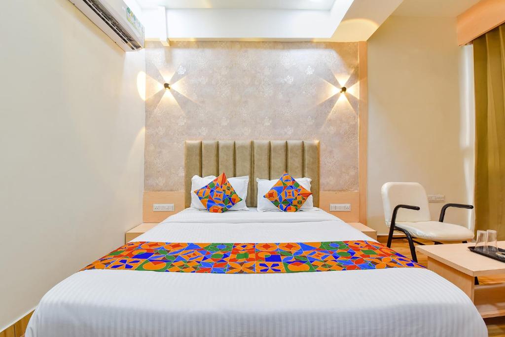 Postel nebo postele na pokoji v ubytování FabHotel Symphony Grand