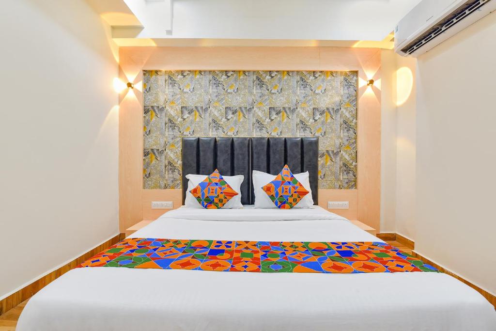 Postel nebo postele na pokoji v ubytování FabHotel Symphony Grand