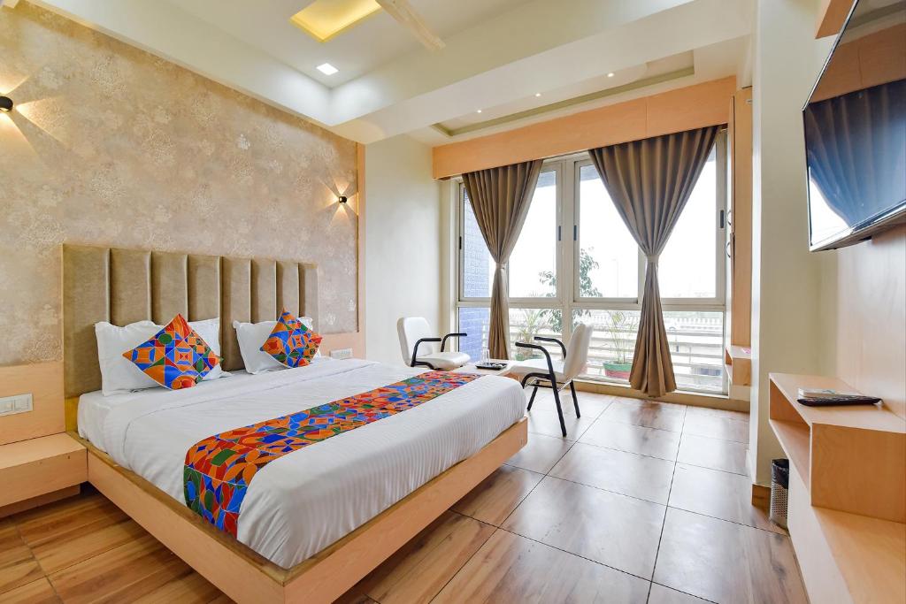 Postel nebo postele na pokoji v ubytování FabHotel Symphony Grand
