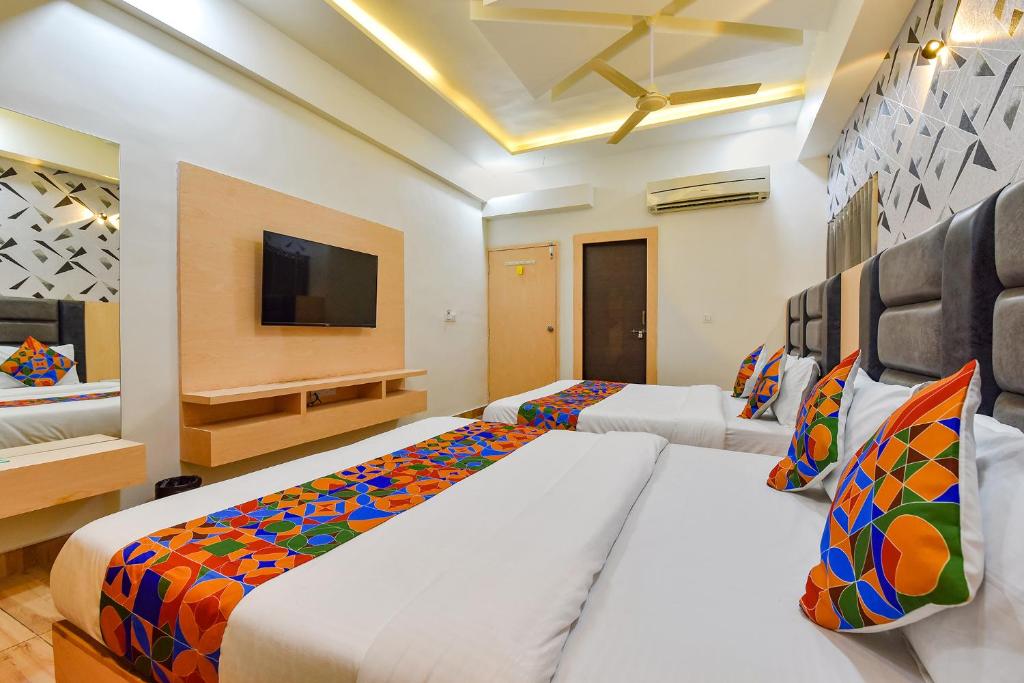 Postel nebo postele na pokoji v ubytování FabHotel Symphony Grand