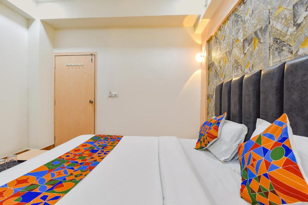 Postel nebo postele na pokoji v ubytování FabHotel Symphony Grand