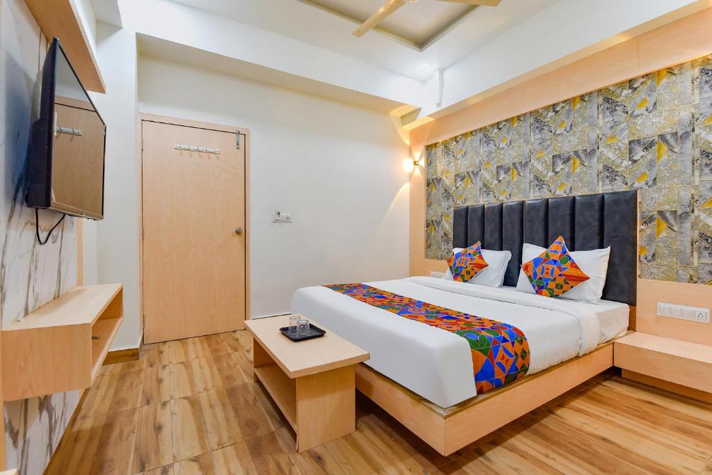 Postel nebo postele na pokoji v ubytování FabHotel Symphony Grand