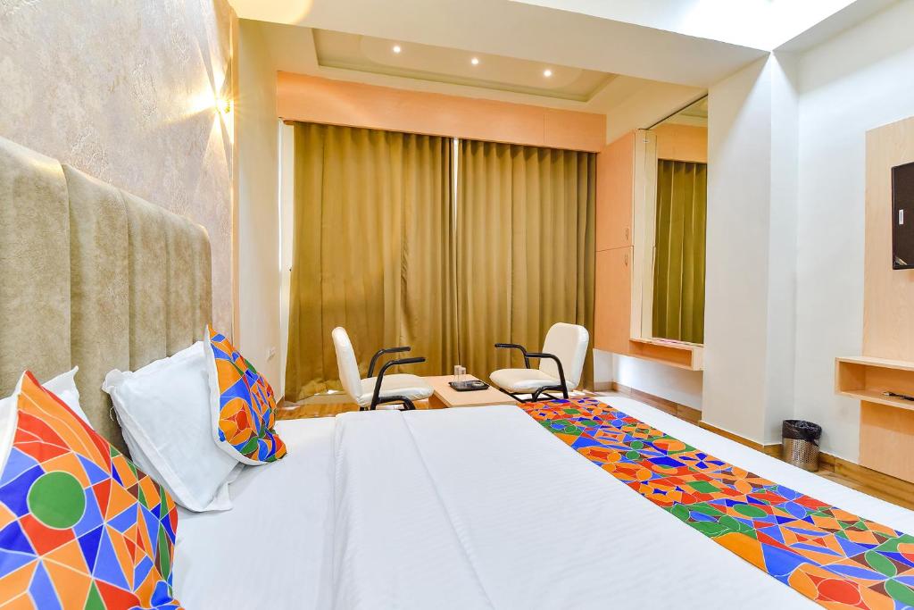 Postel nebo postele na pokoji v ubytování FabHotel Symphony Grand