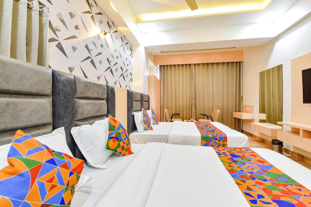 Postel nebo postele na pokoji v ubytování FabHotel Symphony Grand