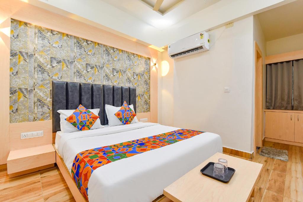 Postel nebo postele na pokoji v ubytování FabHotel Symphony Grand