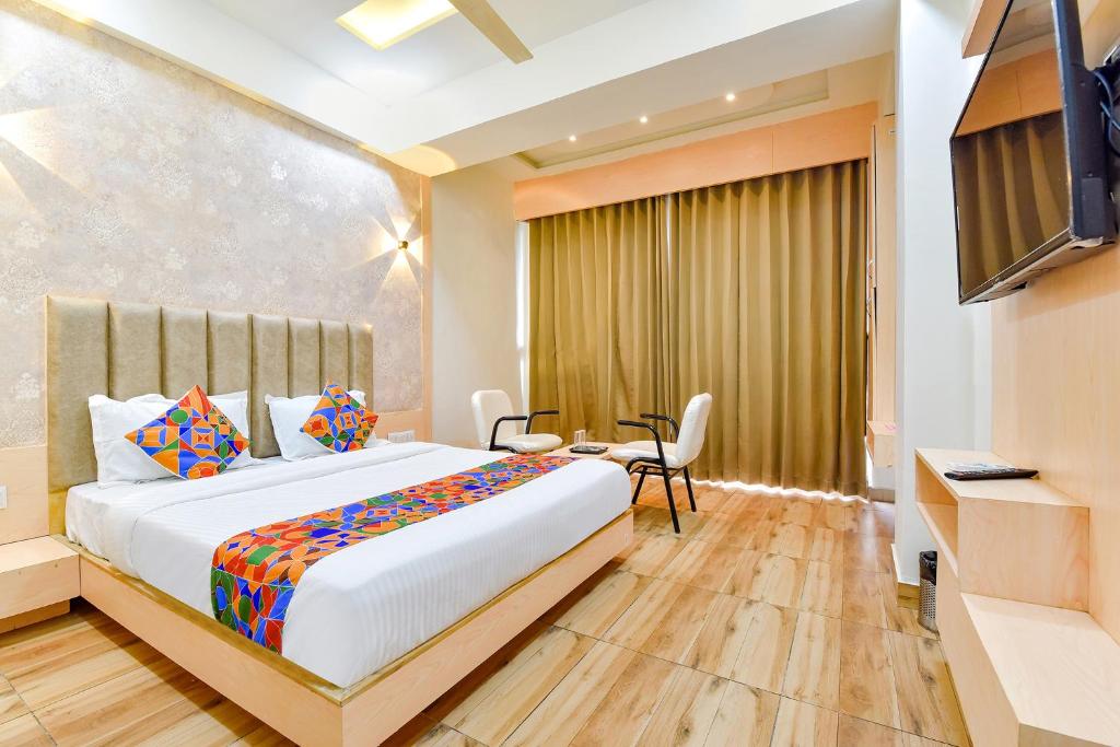 Postel nebo postele na pokoji v ubytování FabHotel Symphony Grand