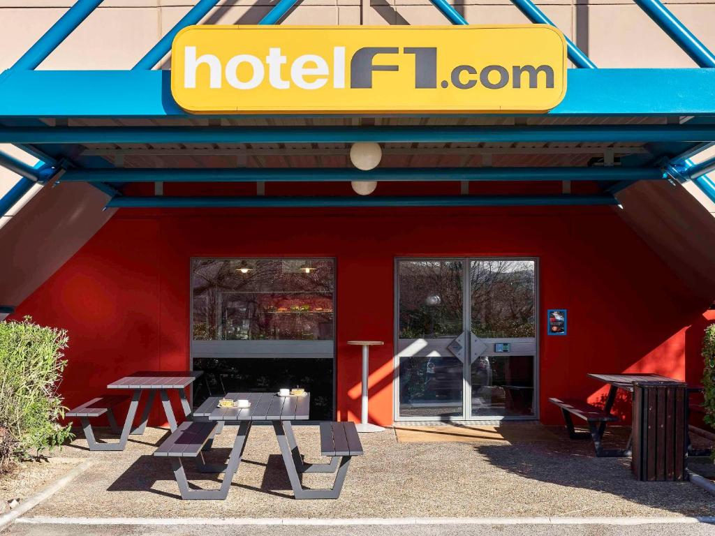 una señal de hotel london en la parte delantera de un edificio en hotelF1 Toulouse Ramonville, en Ramonville-Saint-Agne