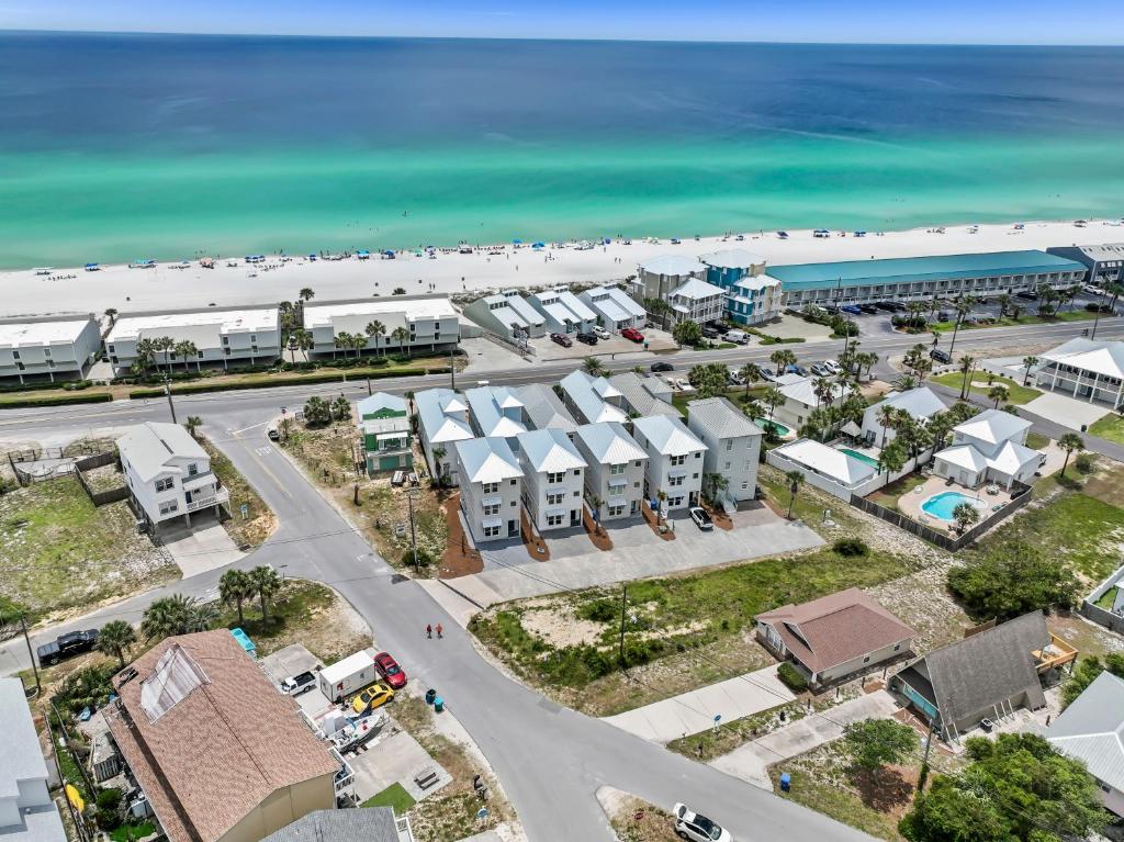 una vista aérea de un complejo con la playa en 117 Palm Beach Dr - Palm Breezy, en Panama City Beach