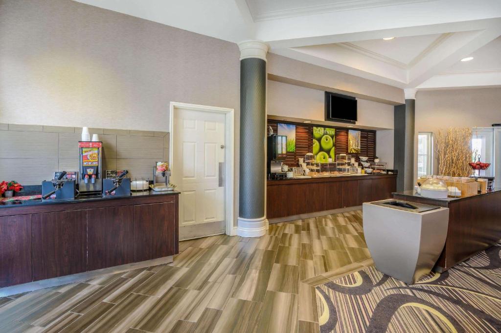 a lobby with a food counter and a restaurant at La Quinta by Wyndham Myrtle Beach Broadway Area in Myrtle Beach