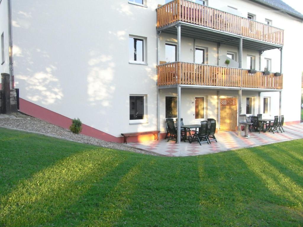 dom z tarasem i patio w obiekcie Comfy Holiday Home in Burg Reuland with Sauna Terrace BBQ w mieście Burg-Reuland