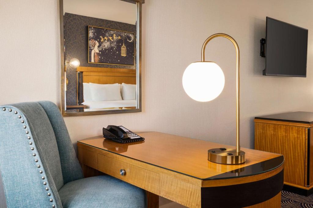 Inn at Great Neck - Deluxe King Room