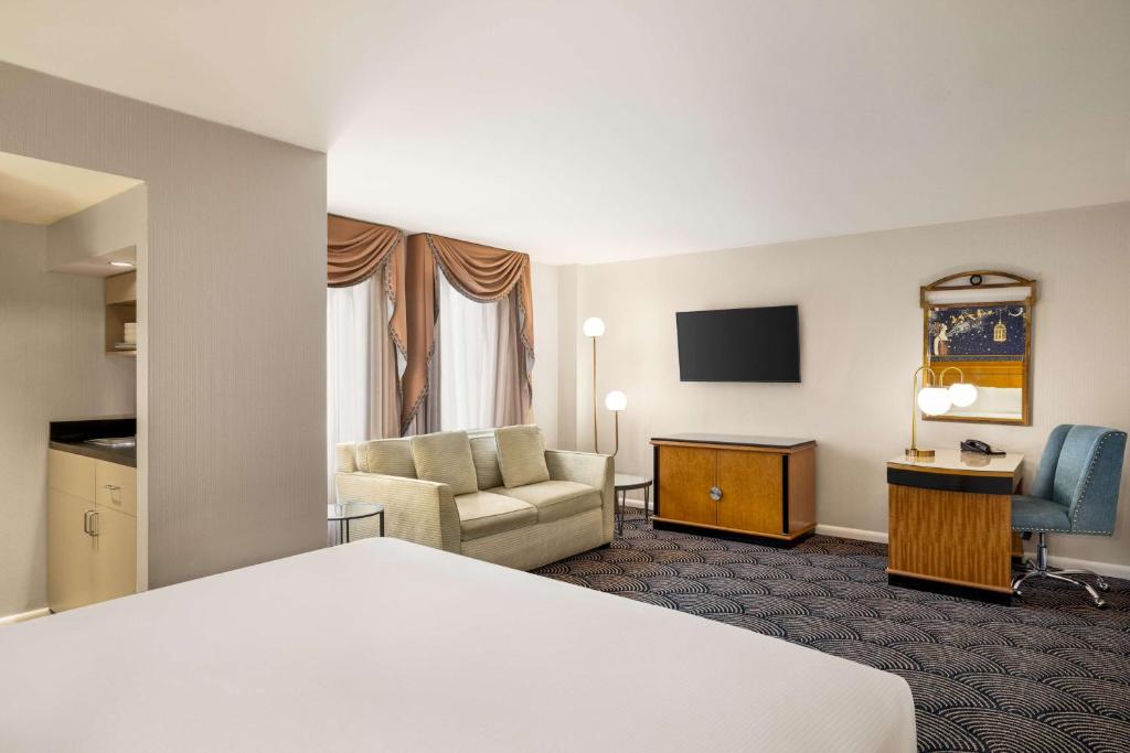 Inn at Great Neck - King Room Met Kitchenette En Bankbed