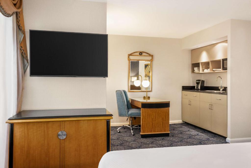 Inn at Great Neck - King Room Met Kitchenette