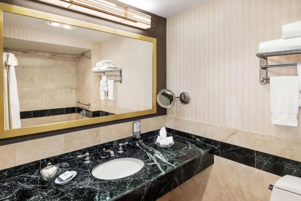Inn at Great Neck - Luxe Kamer Met Twee Tweepersoonsbedden