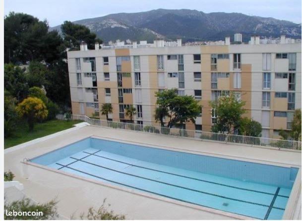 a large swimming pool on top of a building at Logement spacieux idéal famille in Marseille